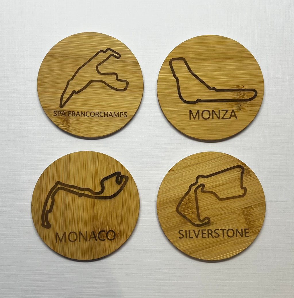 Lot de 4 Dessous de Verre F1 en Bambou Gravé – Circuits Mythiques Formule 1 (Monaco, Monza, Spa, Silverstone)