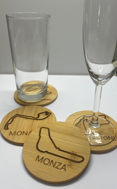 Lot de 4 Dessous de Verre F1 en Bambou Gravé – Circuits Mythiques Formule 1 (Monaco, Monza, Spa, Silverstone)