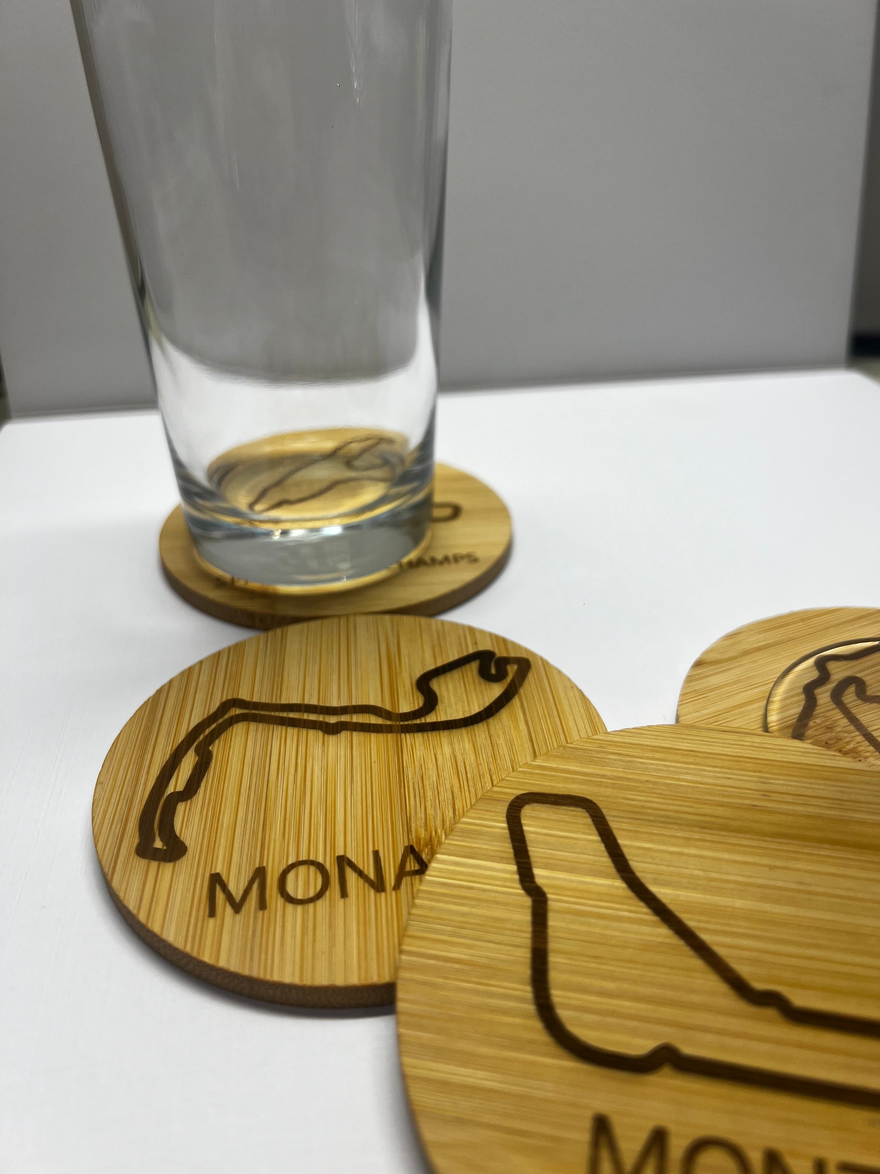 Lot de 4 Dessous de Verre F1 en Bambou Gravé – Circuits Mythiques Formule 1 (Monaco, Monza, Spa, Silverstone)
