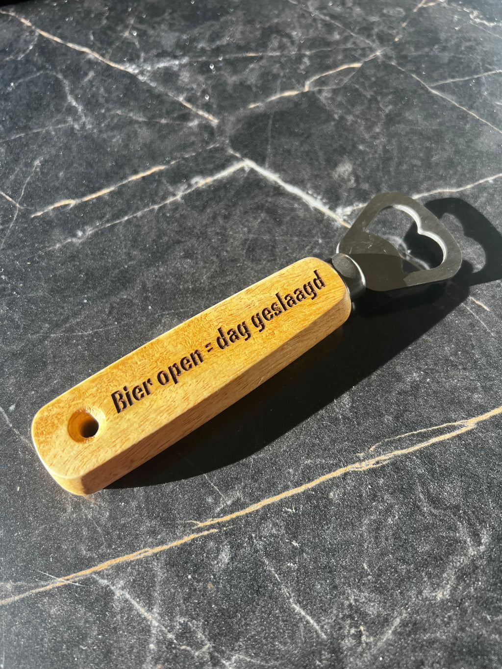 🍺 Personaliseerbare houten flesopener – Unieke gravure