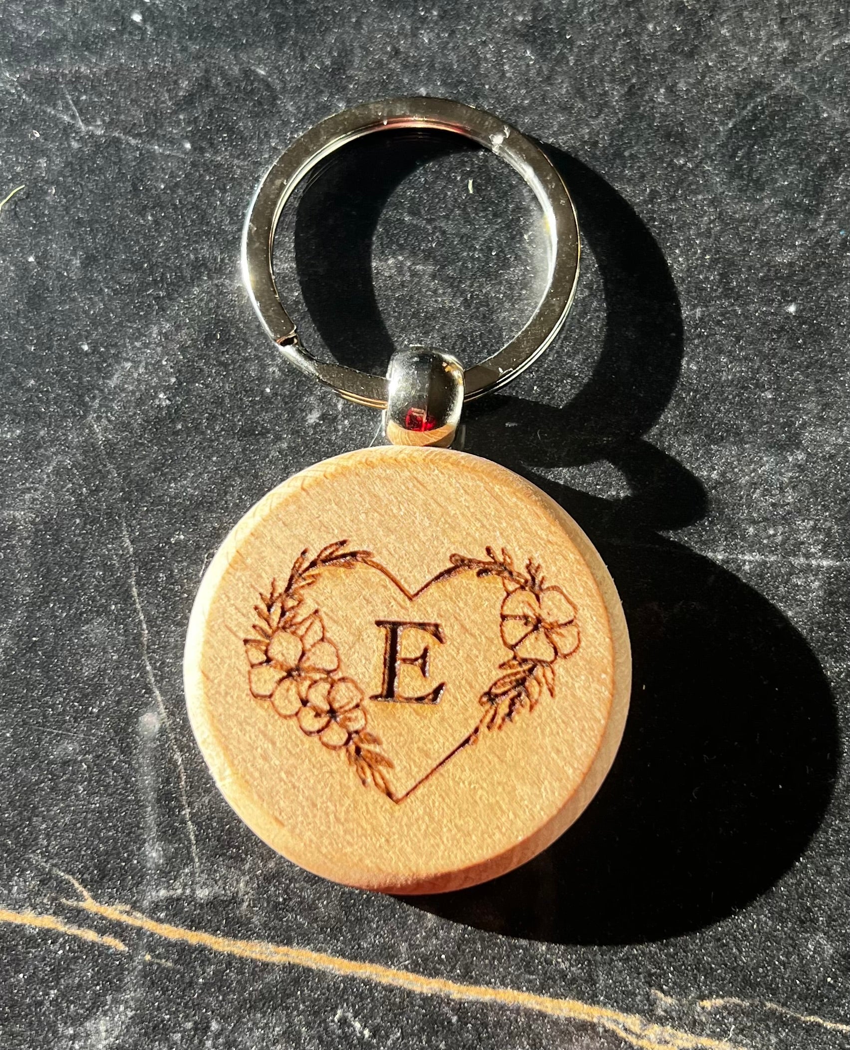 🔤 Porte-clés en bois gravé – Initiale personnalisée