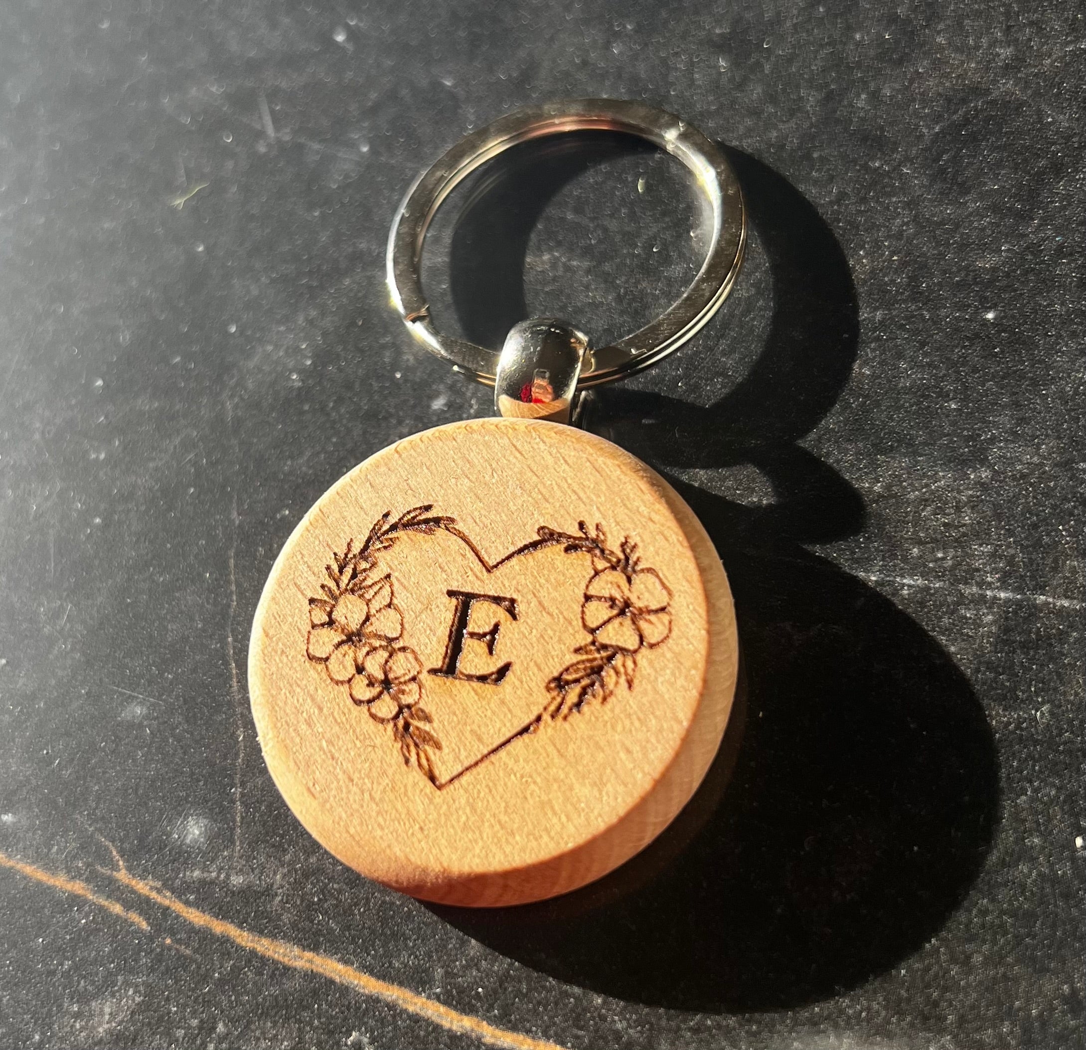 🔤 Porte-clés en bois gravé – Initiale personnalisée