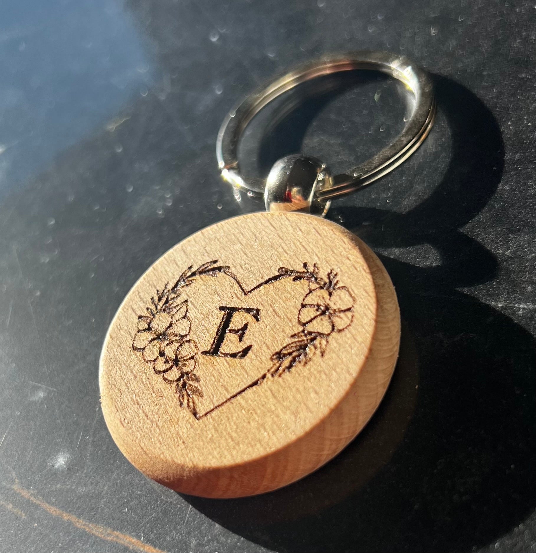 🔤 Porte-clés en bois gravé – Initiale personnalisée