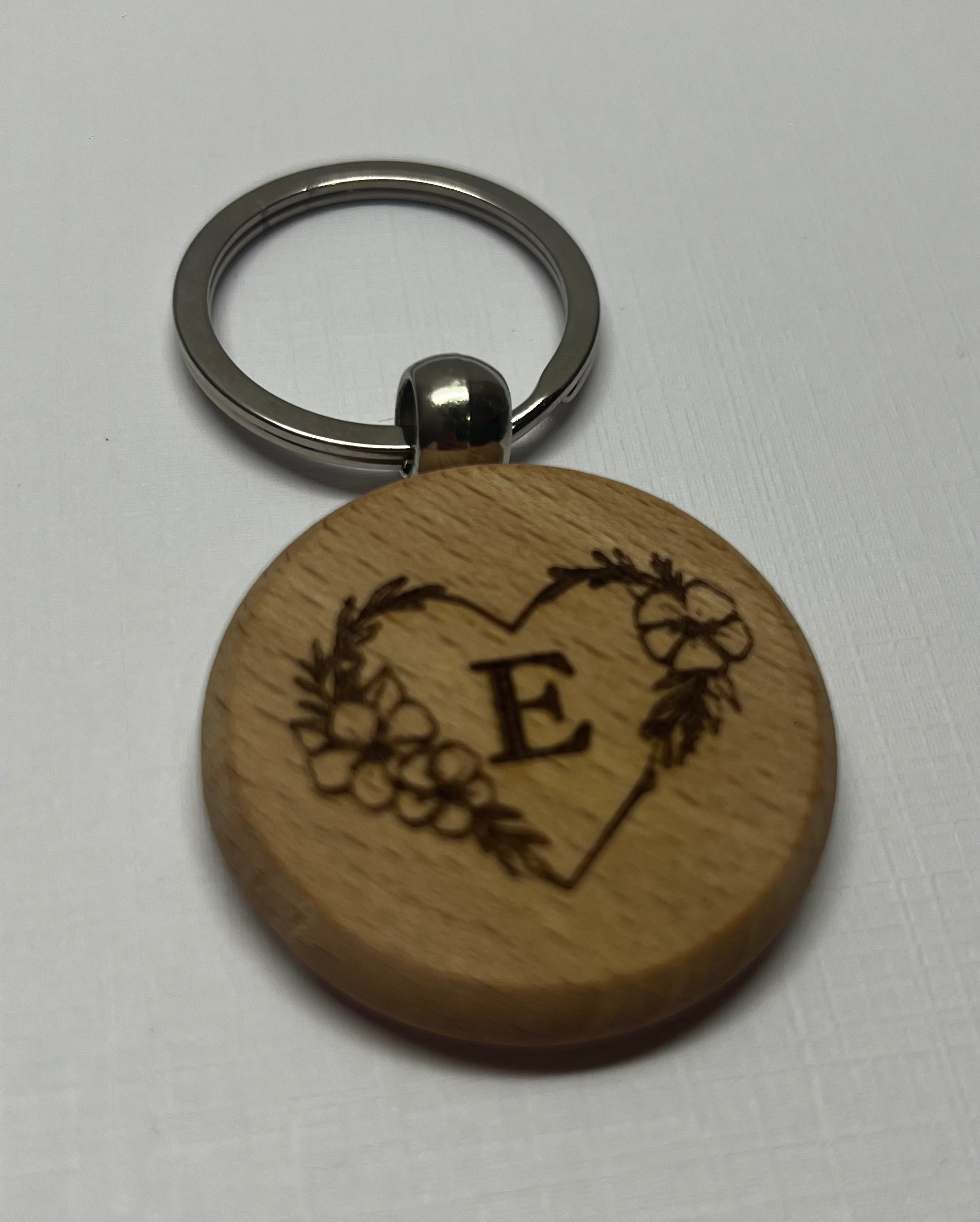🔤 Porte-clés en bois gravé – Initiale personnalisée
