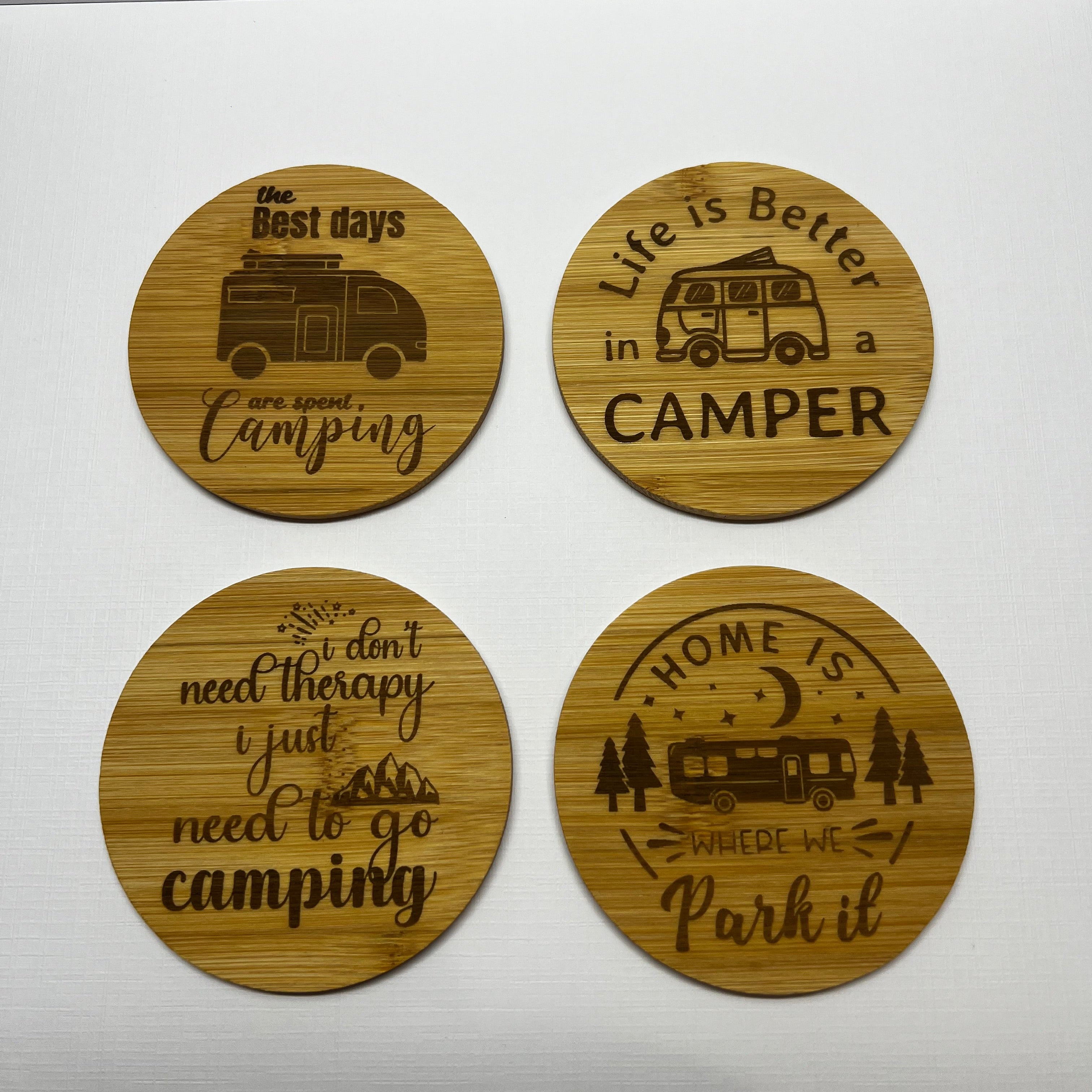 Dessous de verre camping en bambou gravé – Lot de sous-verres thème camping