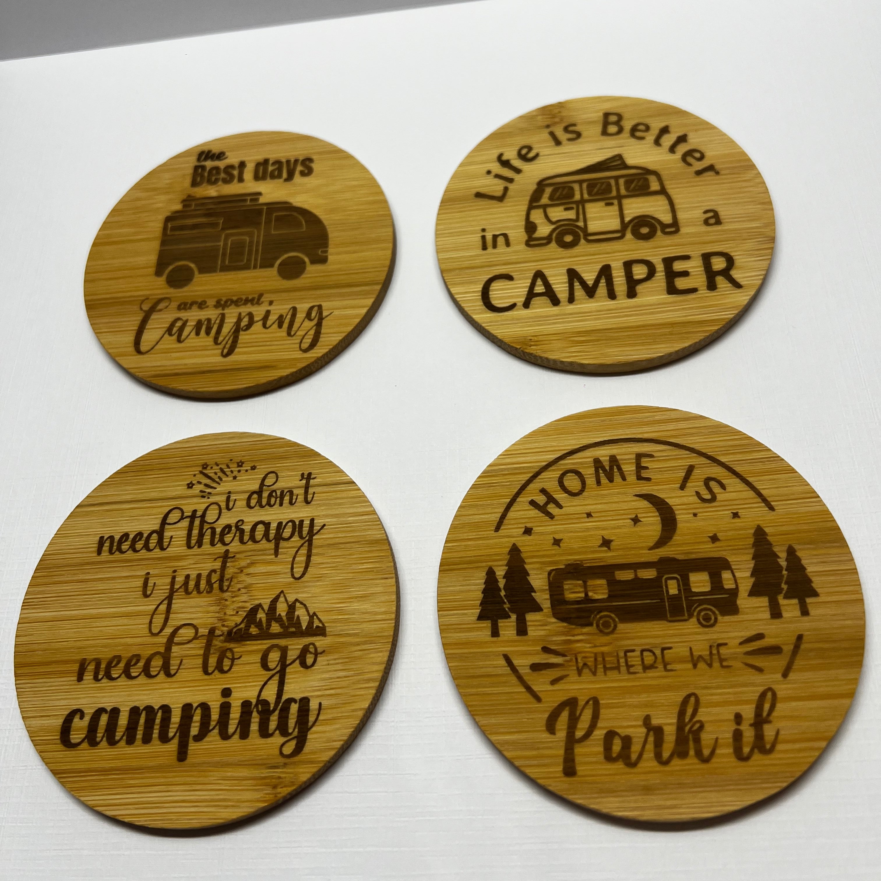Dessous de verre camping en bambou gravé – Lot de sous-verres thème camping