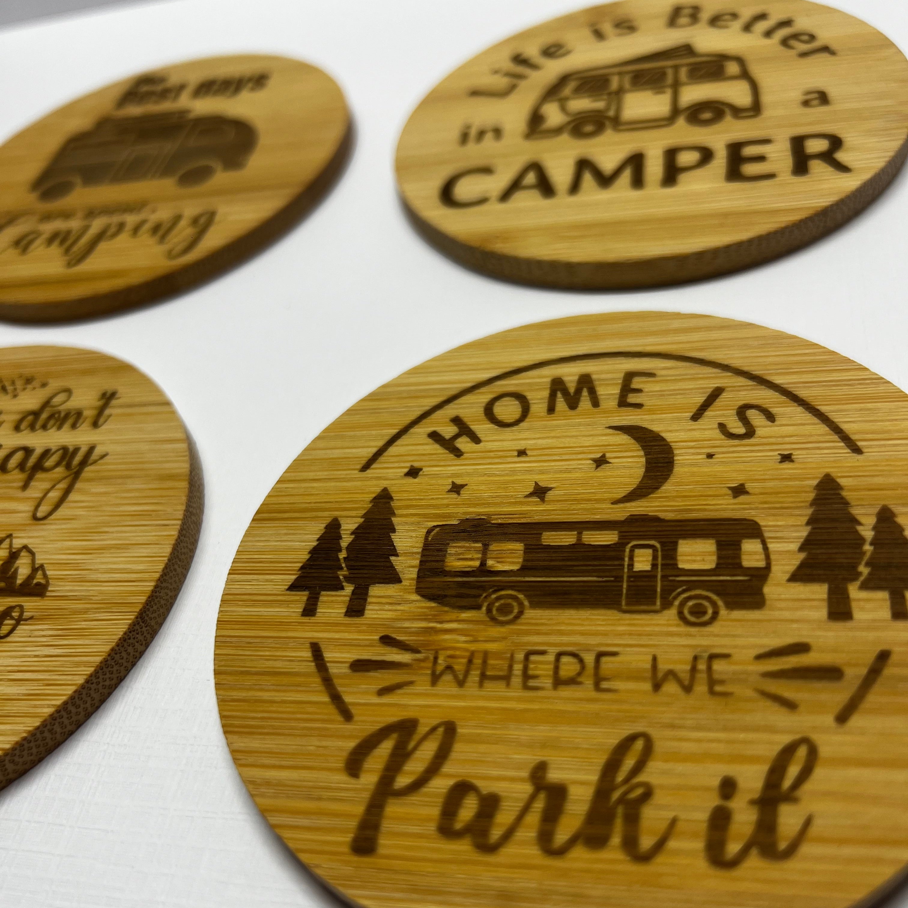 Dessous de verre camping en bambou gravé – Lot de sous-verres thème camping