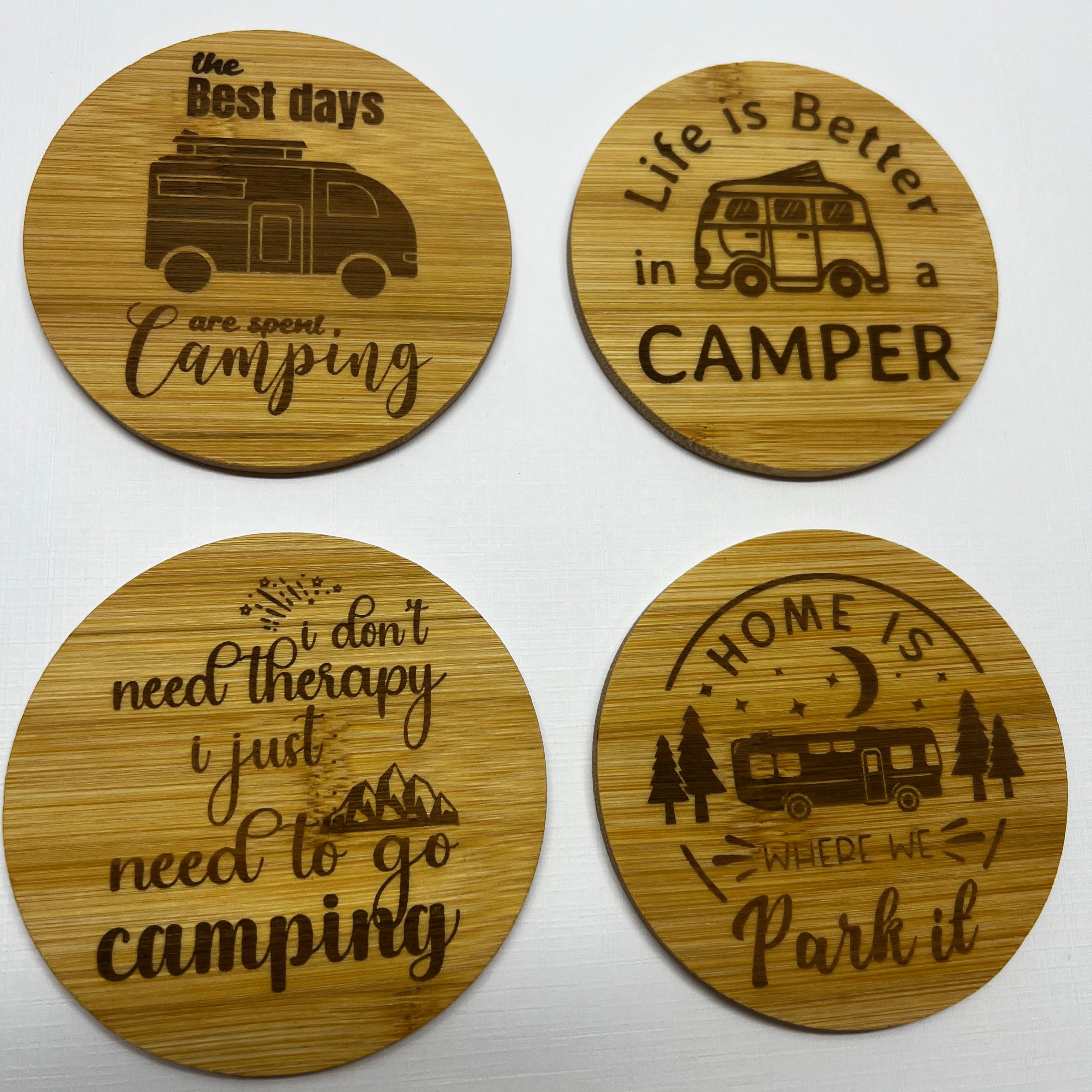 Dessous de verre camping en bambou gravé – Lot de sous-verres thème camping