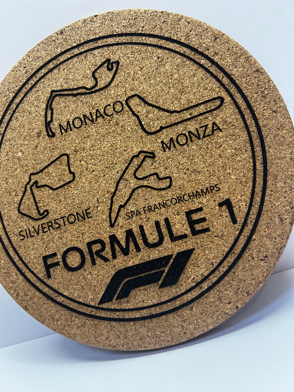 Dessous de plat F1 en liège gravé – Circuits Monaco, Monza, Spa & Silverstone – Idée cadeau fan Formule 1
