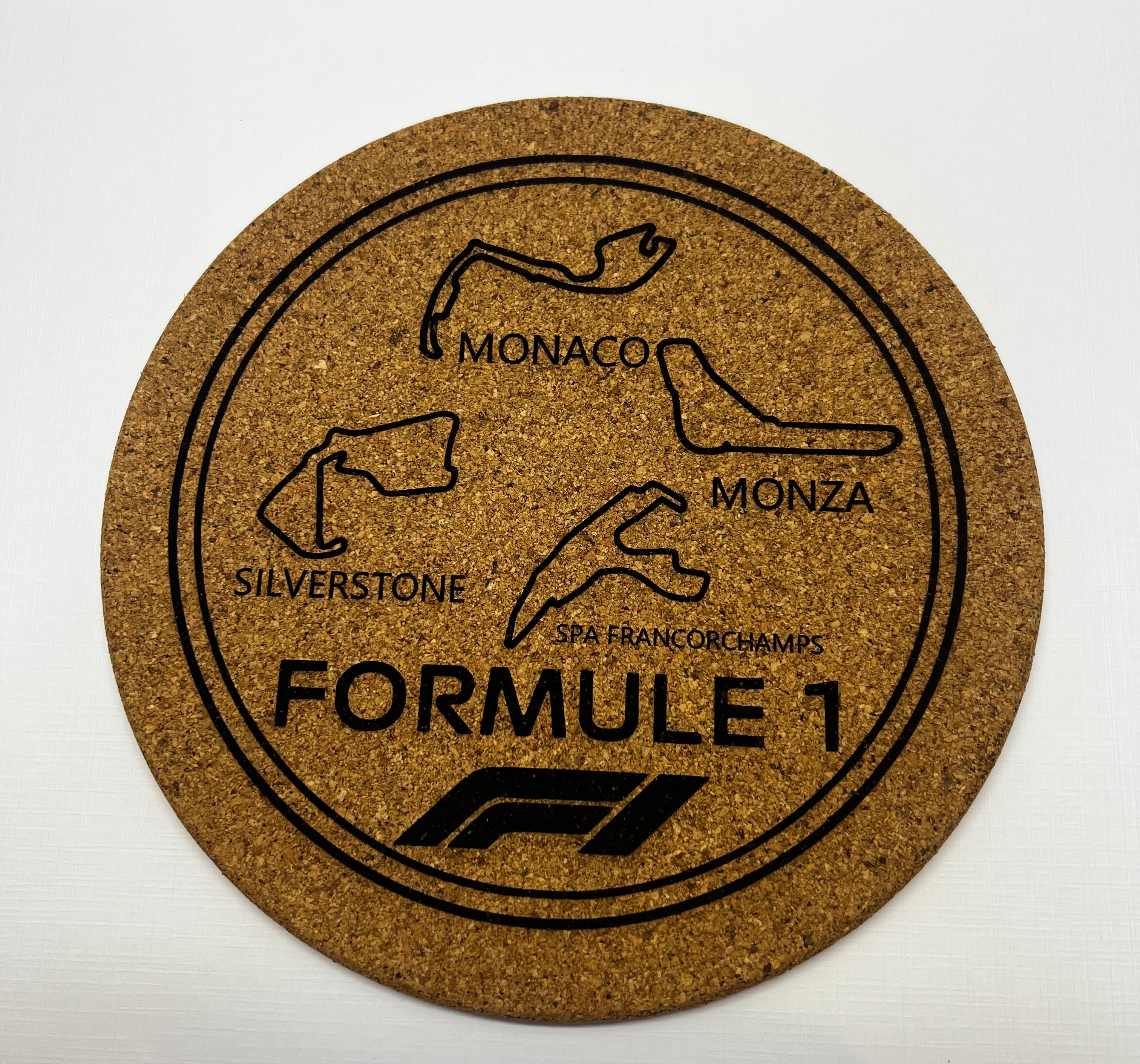 Dessous de plat F1 en liège gravé – Circuits Monaco, Monza, Spa & Silverstone – Idée cadeau fan Formule 1