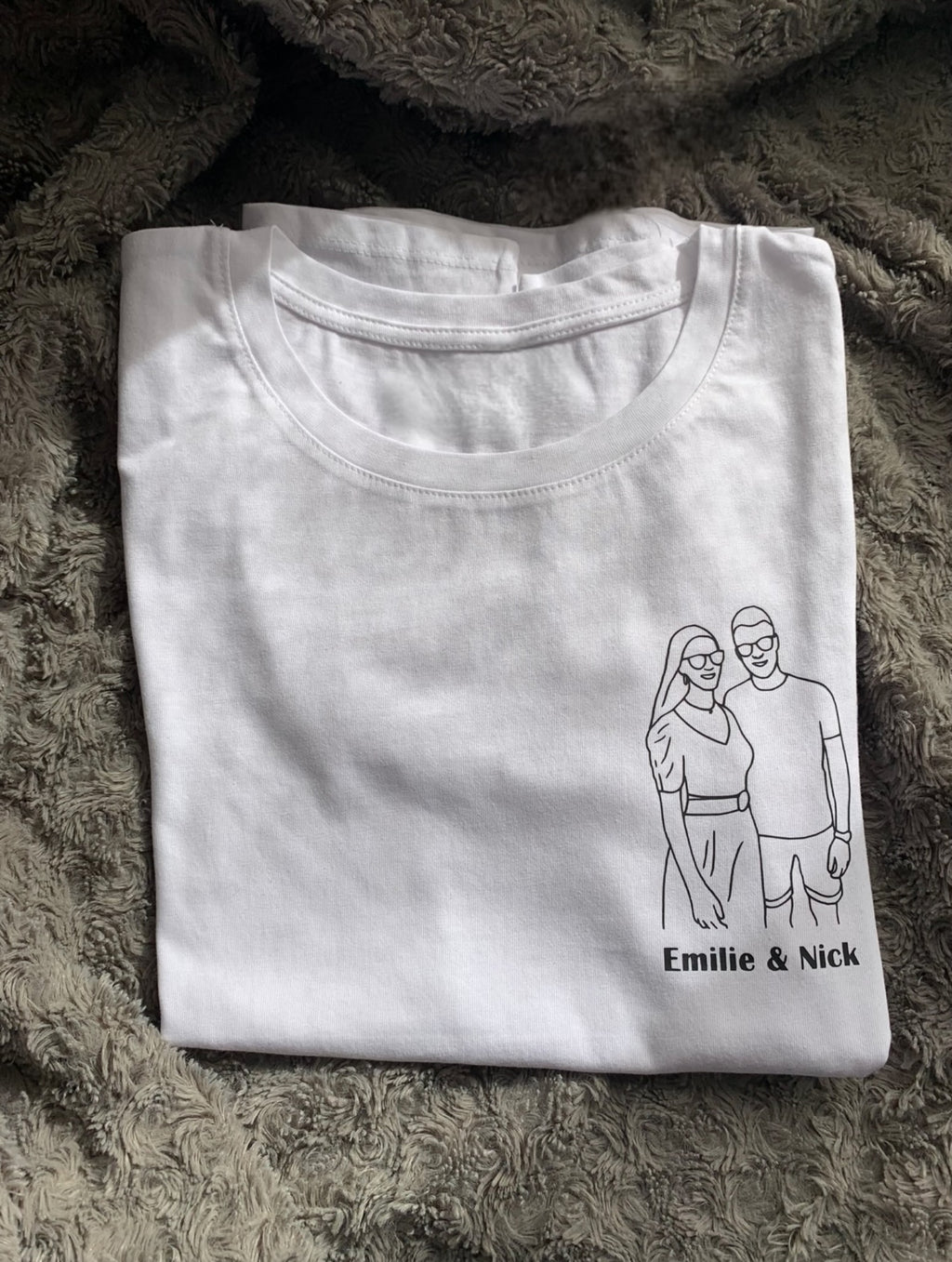 T-shirt personnalisé – Votre photo transformée en illustration + texte unique