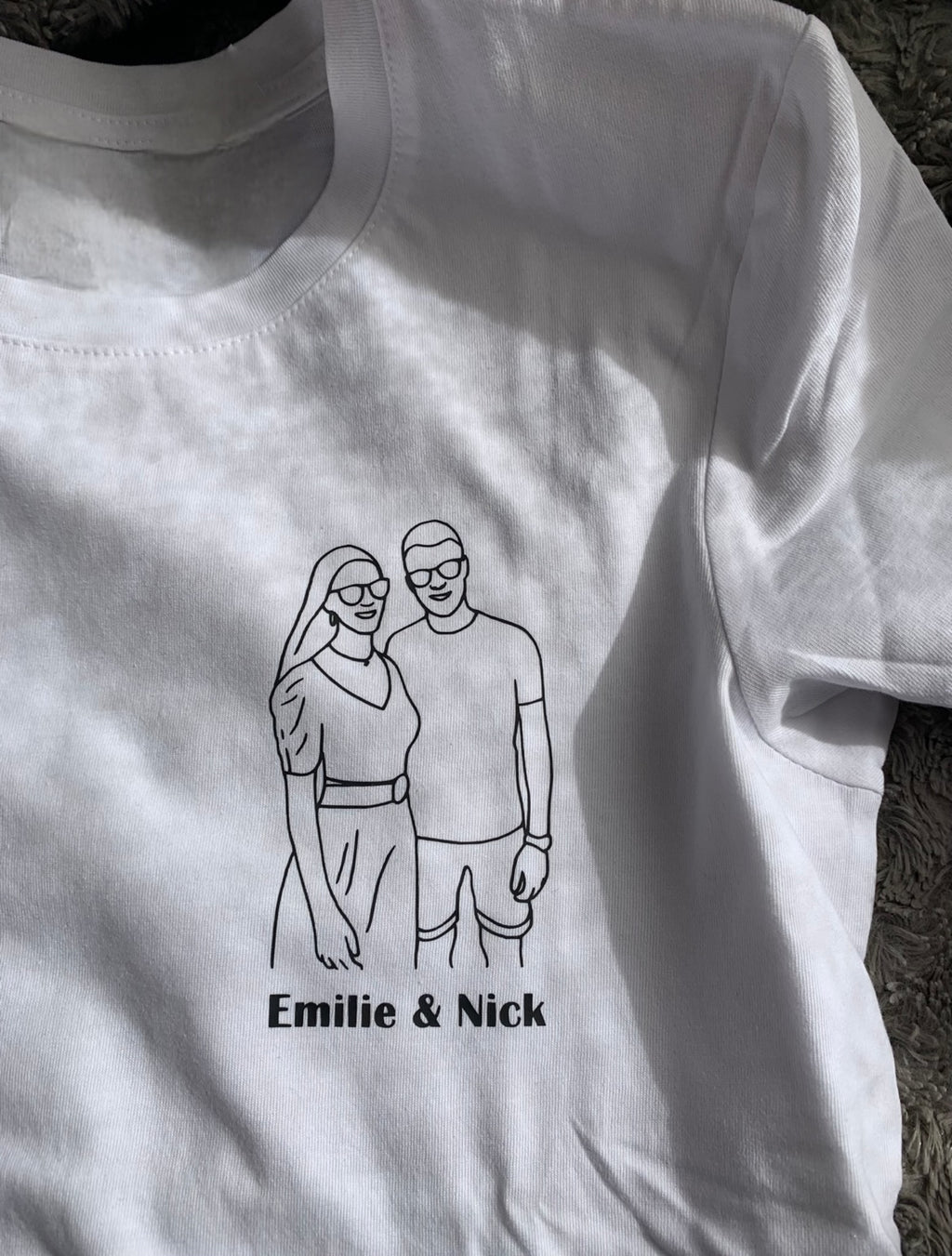 T-shirt personnalisé – Votre photo transformée en illustration + texte unique