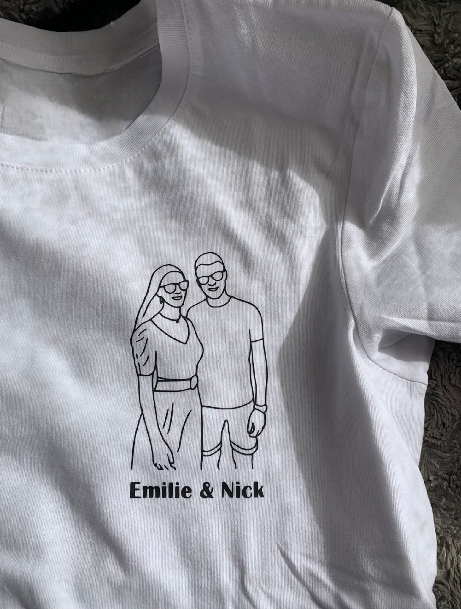 T-shirt personnalisé – Votre photo transformée en illustration + texte unique